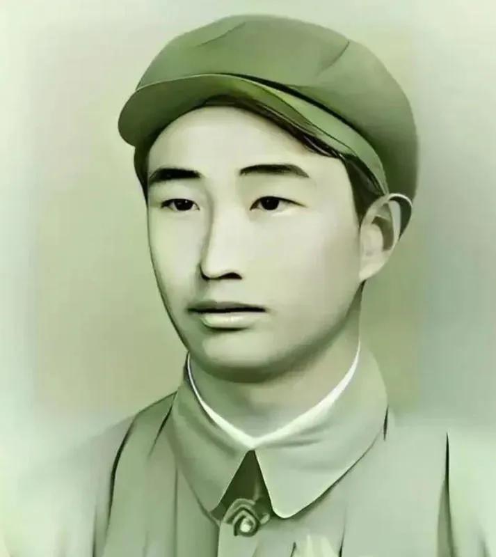 日军空袭时，18岁战士宋岭春仰面躲在草丛里，看飞行员探头出来，当敌机距离不到10