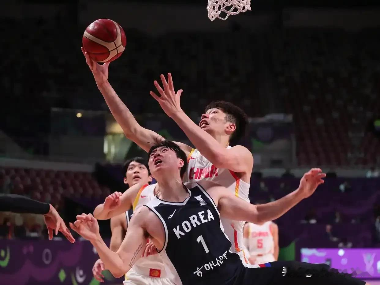 昨晚中国男篮与韩国的比赛中，所有的球迷都看出来了，第三节裁判明目张胆的吹起黑哨，