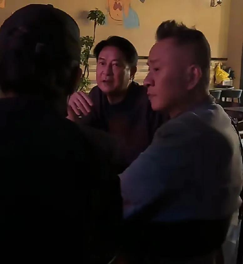 在广州偶遇香港明星，非常面熟，有人认得他吗？
近日，某网友在个人社交账号上分享了