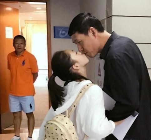 2001年，国足黎兵与妻子离婚，净身出户，转身娶了歌手甘萍！甘萍哭哭啼啼地解释：