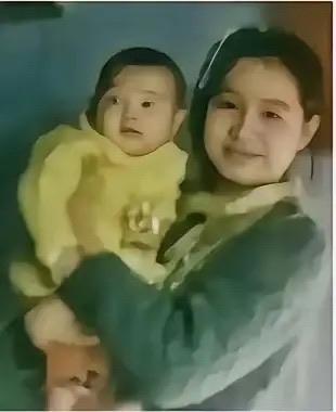 1976年，25岁女知青抱着4岁儿子回京，母亲气得半死，怒骂她未婚先孕，不知羞耻