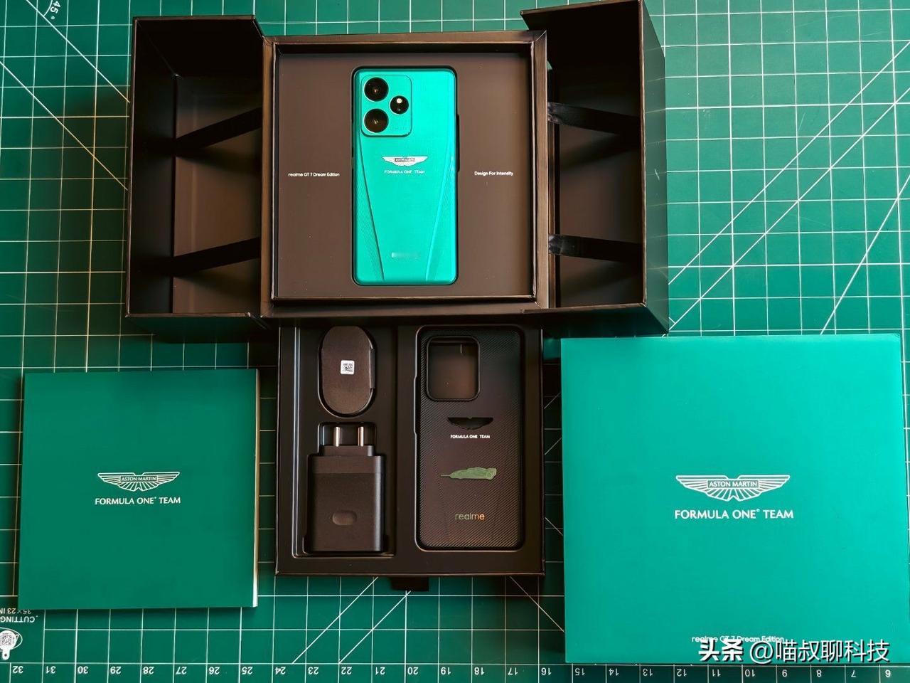 真我GT7·阿斯顿马丁F1限量版 真机颜值如何？

整体外观以绿色为主体，后盖中