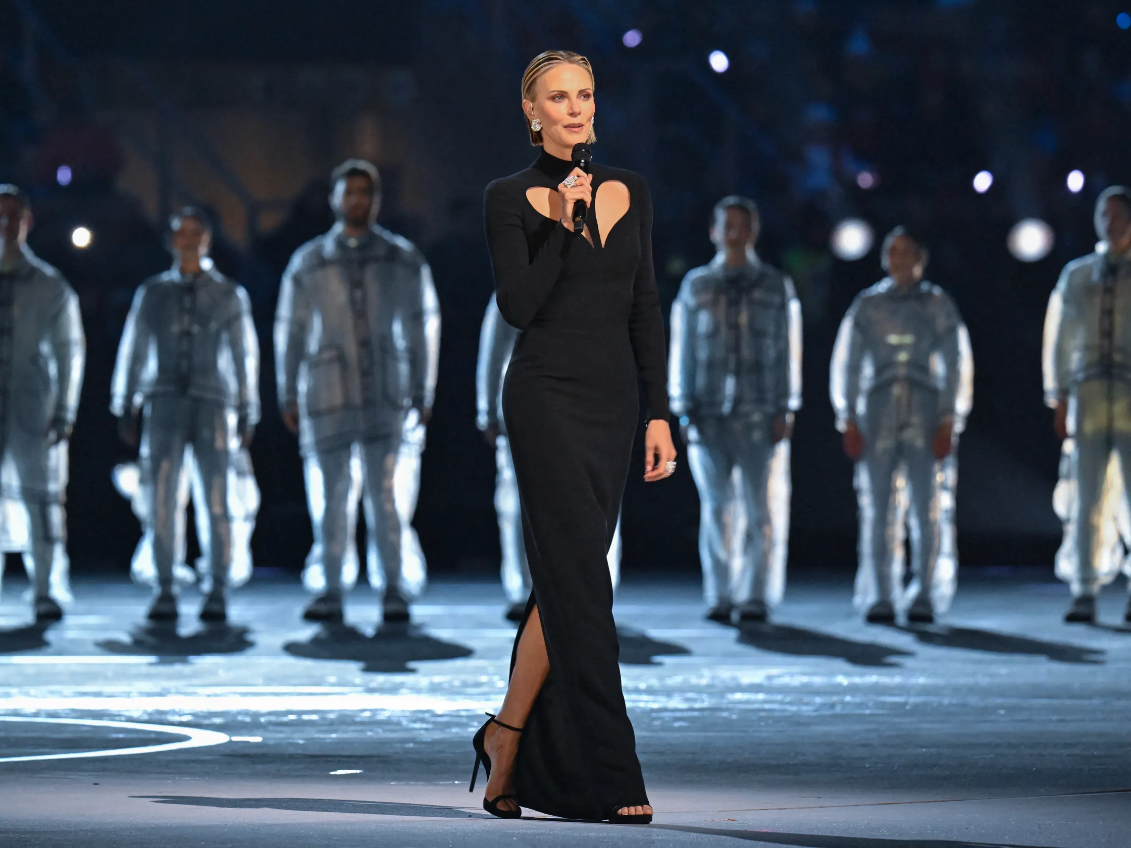 冬奥会时尚图鉴 在 2026 年米兰—科尔蒂纳冬季奥运会开幕式上，查理兹·塞隆身