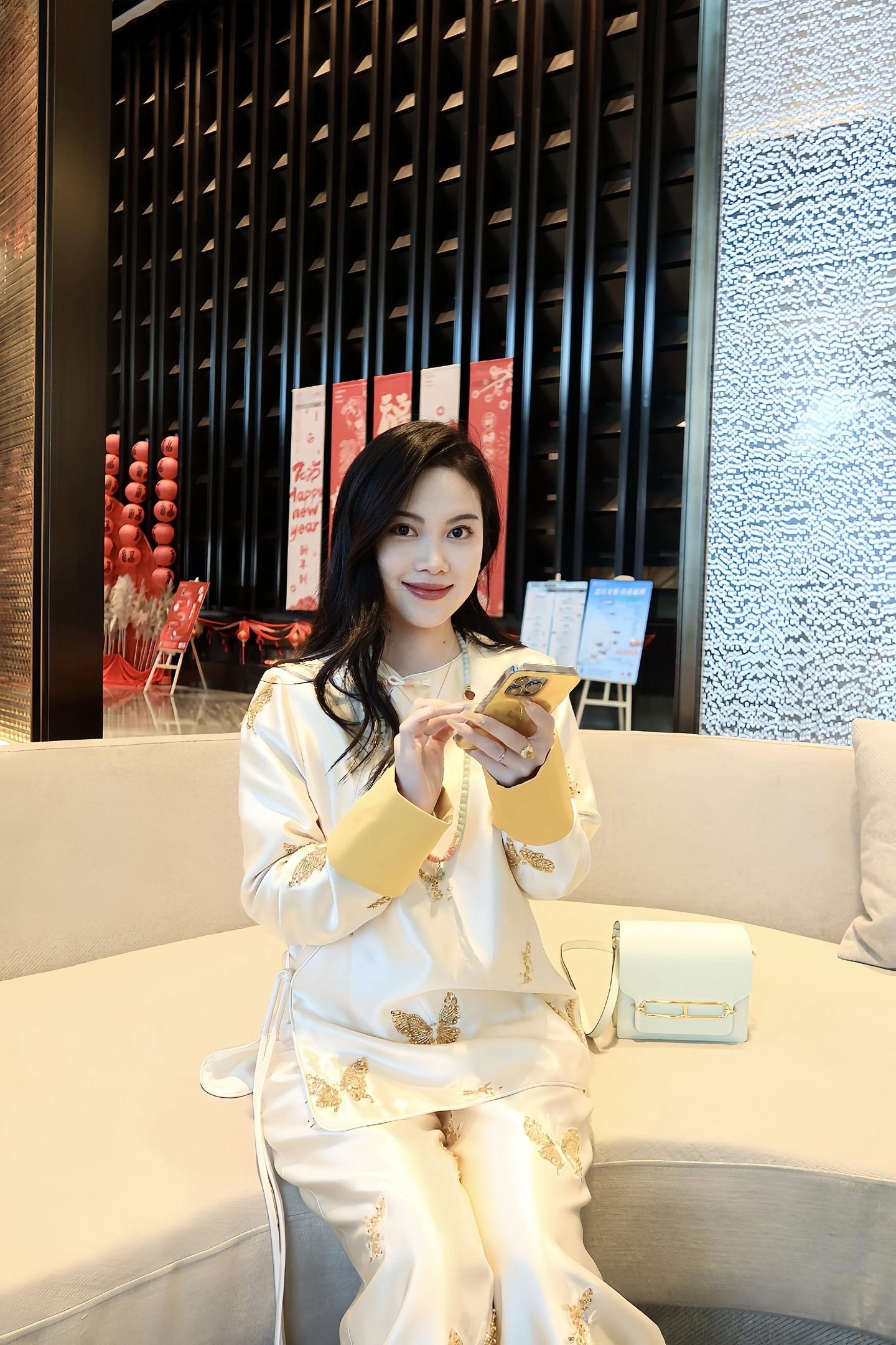 世界赠予我虫鸣 也赠予我雷霆 赠我弯弯一枚月 也赠予我晚星