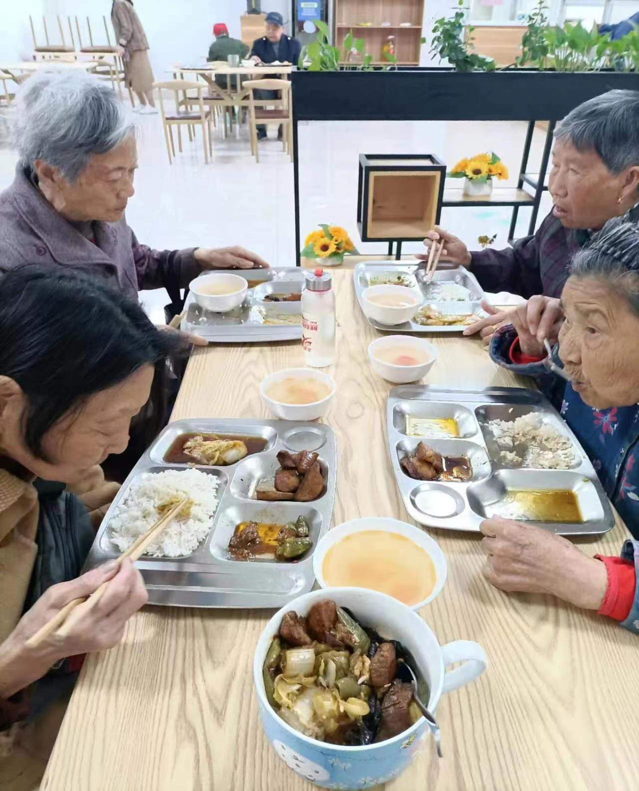 65岁甘肃大妈的硬核反击：儿子把我送养老院，我反手停了2800的房贷！
我今年6