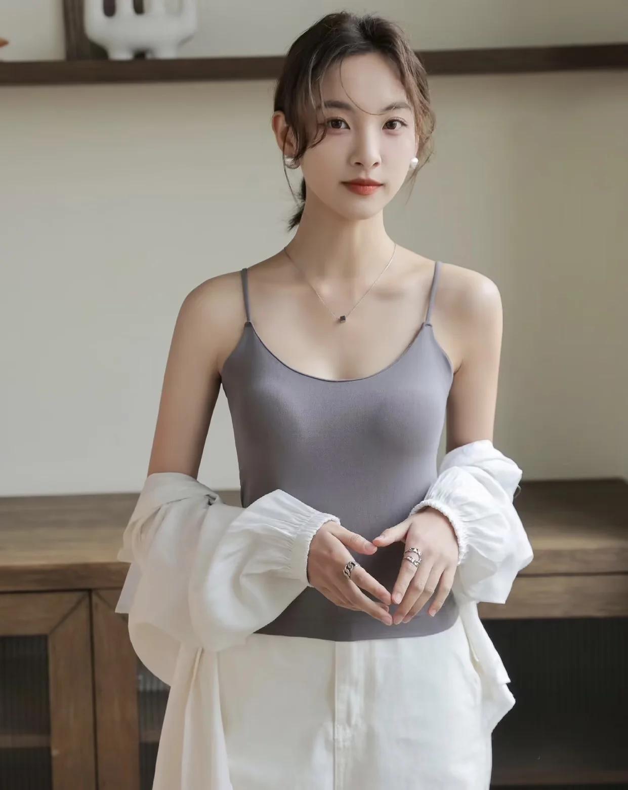 最近，微博上有个话题引发了热议：“年龄带给你的是焦虑还是勇气？”评论区一句：“最