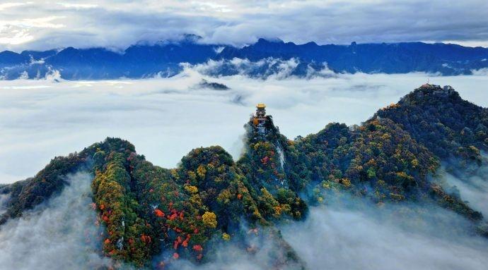 千峰横亘，层林尽染。via@中国国家地理
晚安，西财~