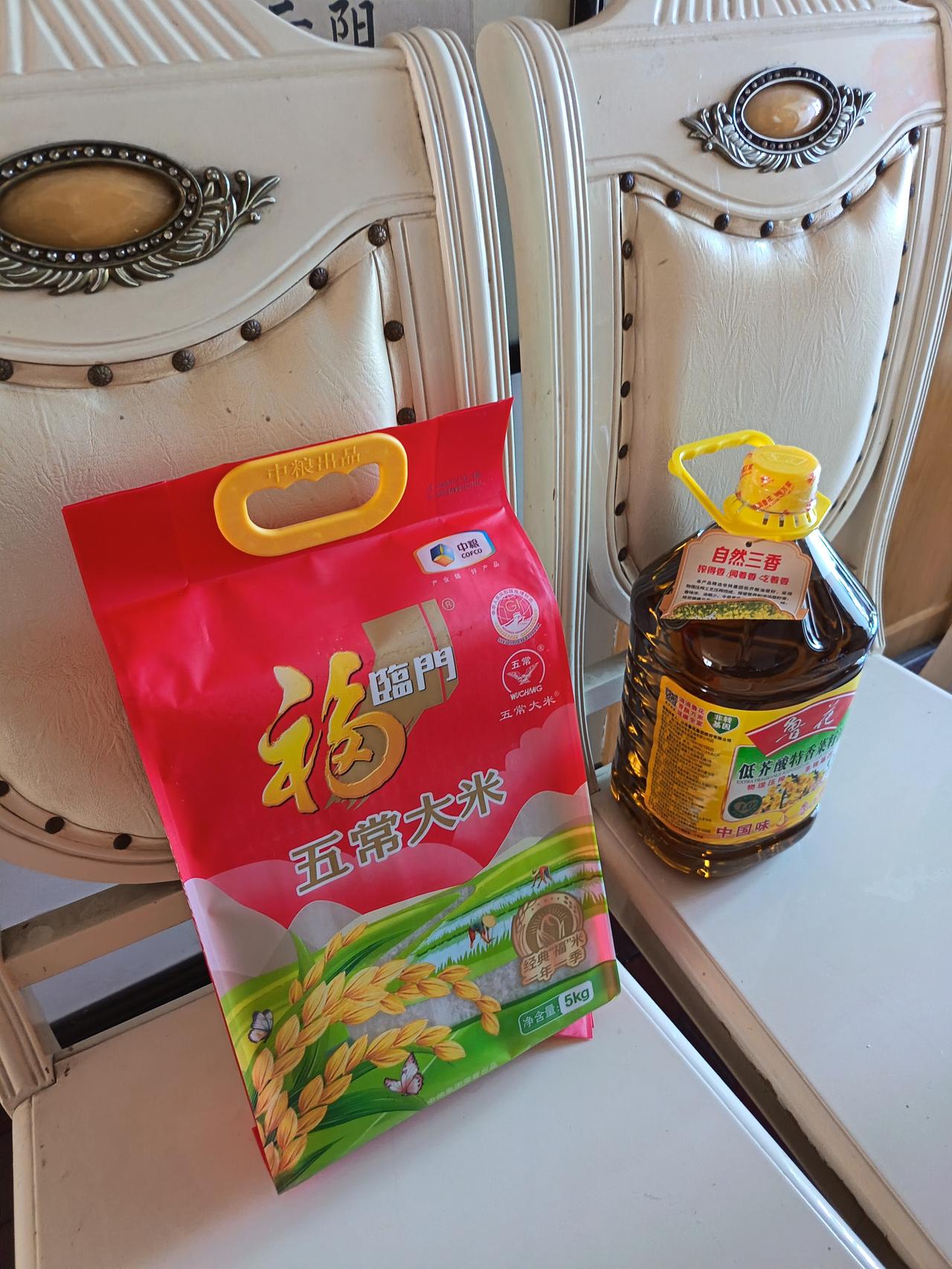这两天运气挺好，在银行办理存款手续，还领了一桶油和一袋米。

都是大品牌，尤其是