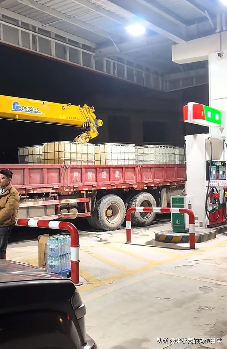 油价又涨了？老板直接拖整罐油来加油站
 
最近油价又上调了，身边不少开车的朋友都