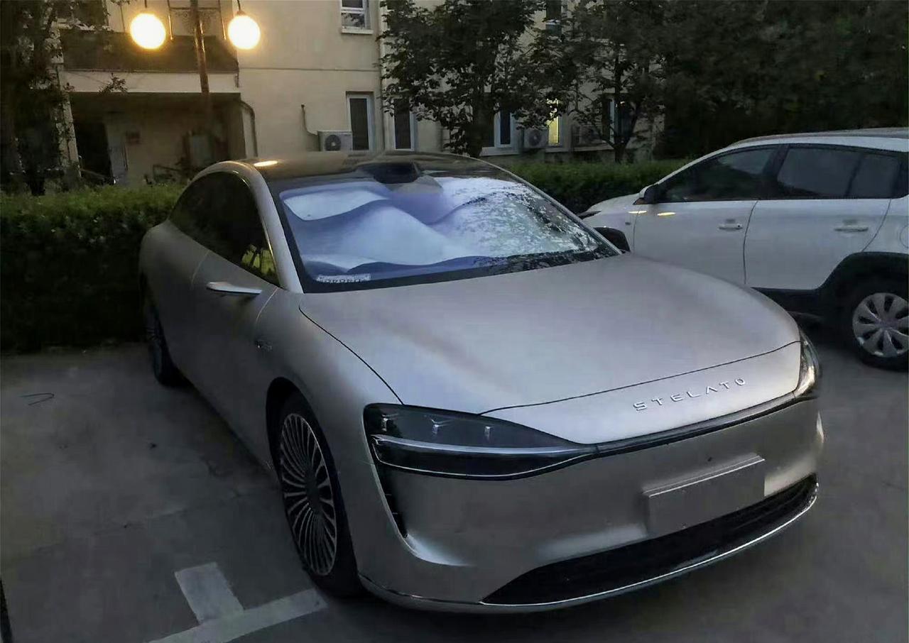 由华为与北汽联合打造，享界S9实车现身
这台车采用轿跑车身结构，它的车头设计大家
