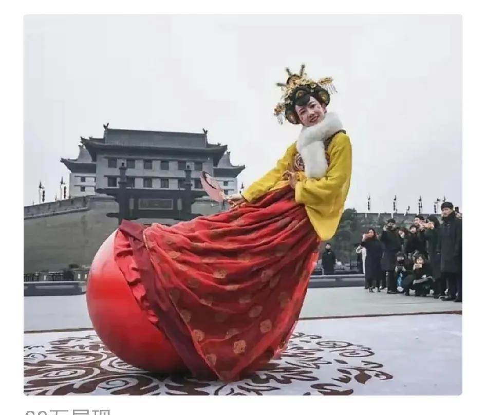 西安不倒翁小姐姐离职，
原因也很简单，
不是因为她不想留，而是因为生活推着人往前