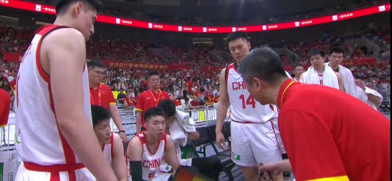 中国男篮惨败乌拉圭，暴露三大问题。
第一，也是最重要的问题，没有明确核心。热身赛