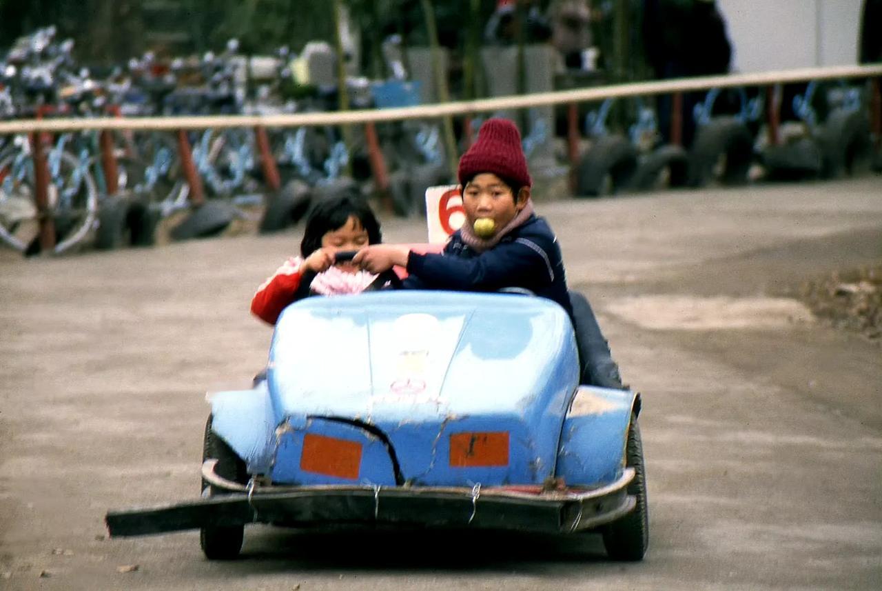 开卡丁车的孩子，杭州，1985年12月摄。 ​​​