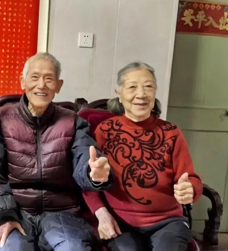 宁波101岁夫妻相守77年！长寿和睦的秘诀原来是这样的

宁波观海卫镇有对世纪夫