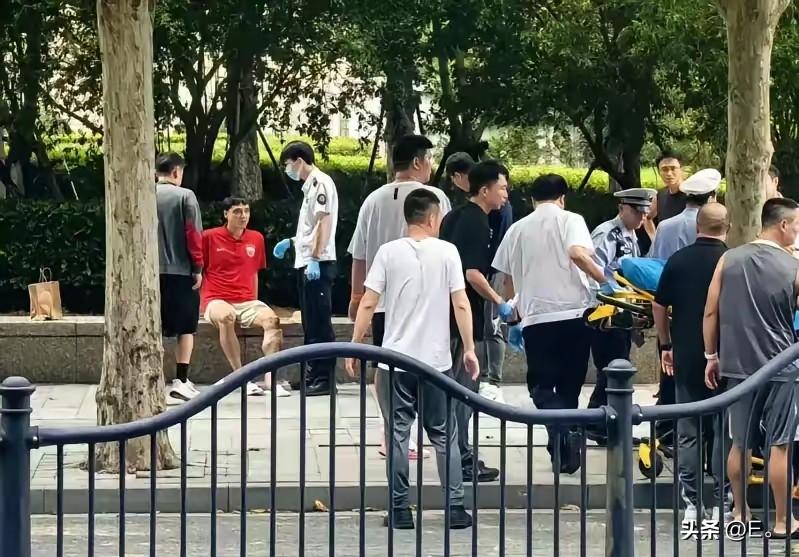 突发！上港国脚吾米提江今天下午训练后回酒店路上被小汽车突然开上人行道撞倒！今日下