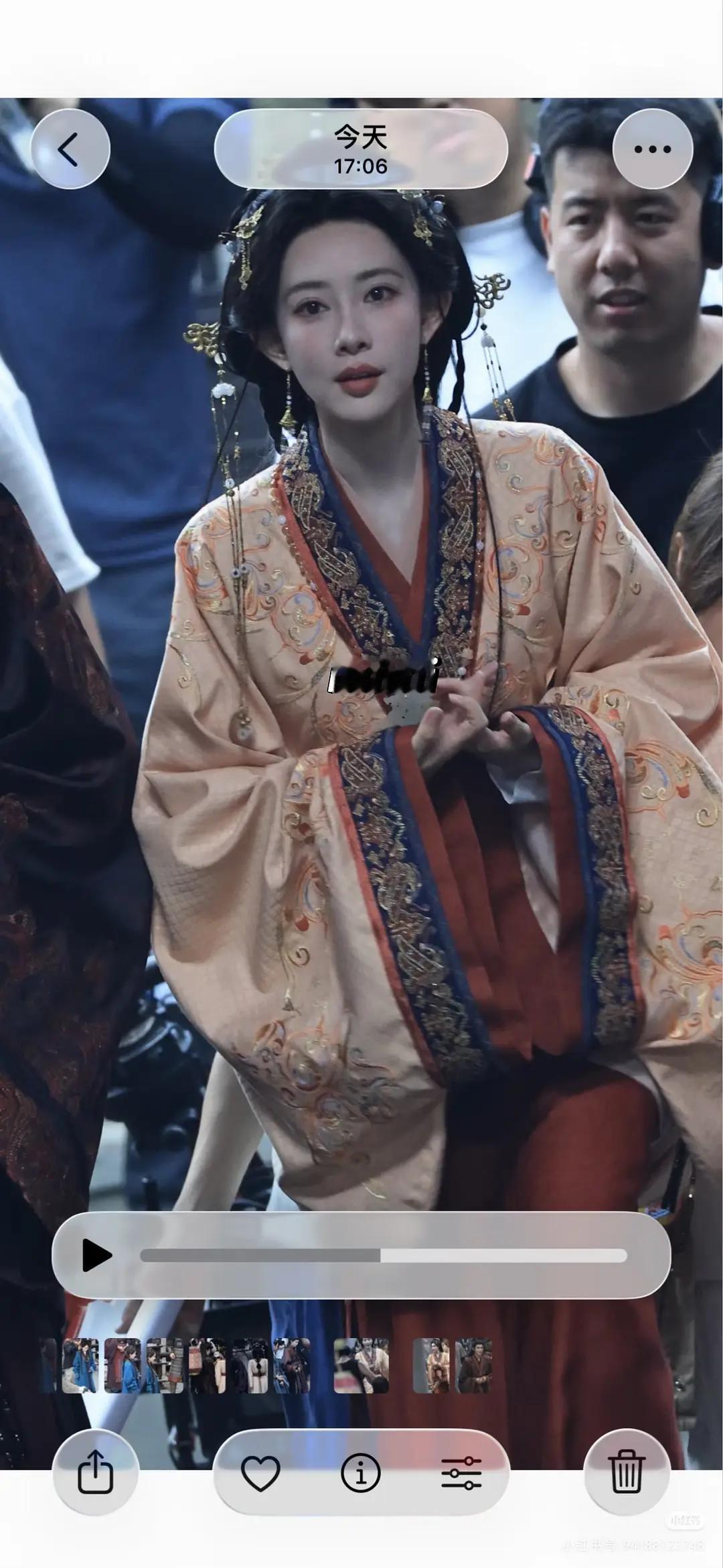 网友说孟子义这个妆造像嬷嬷大家觉得呢 