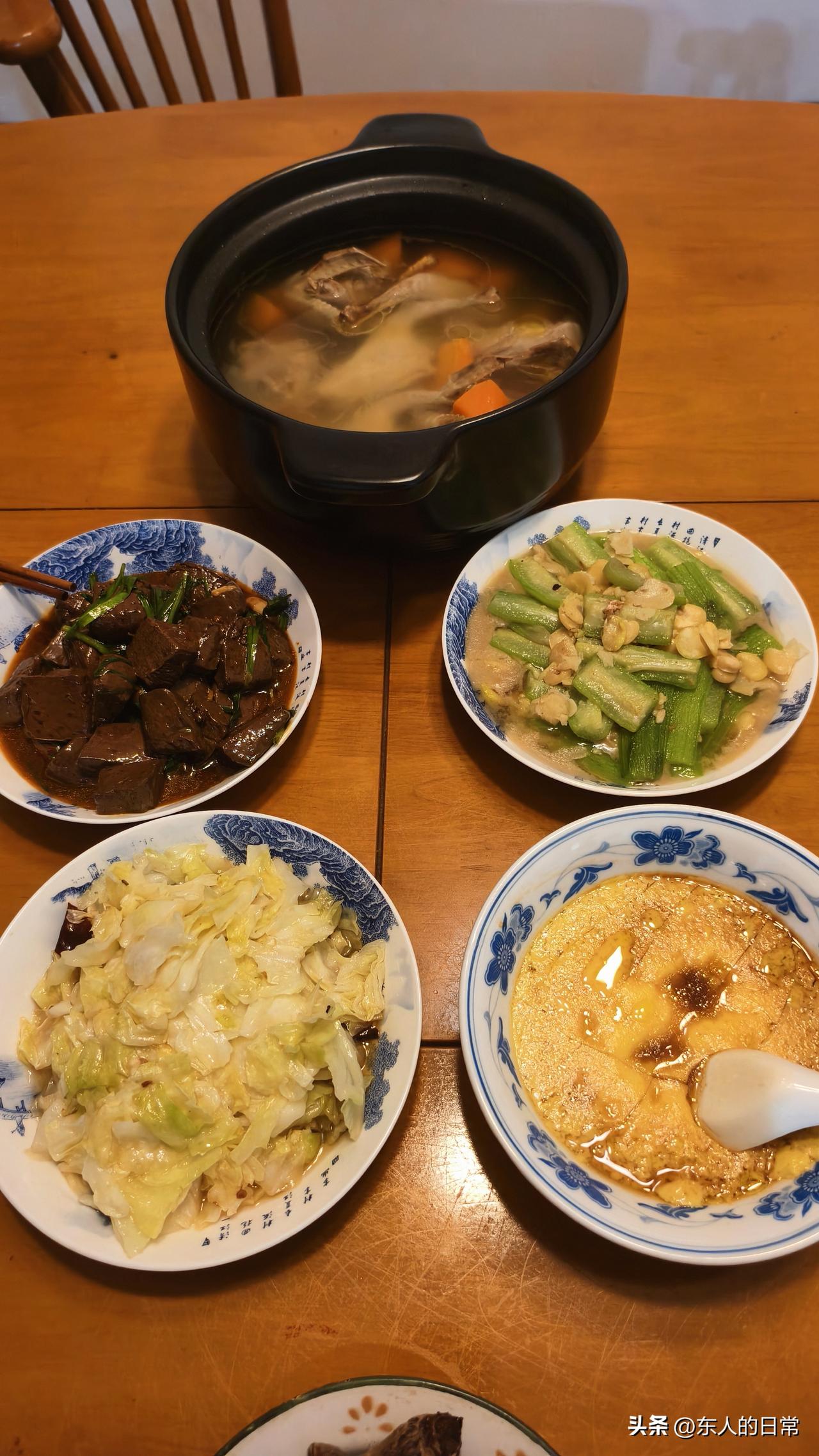 宅在家里那也不能去，只有晒晒我家的一日三餐。

早餐老伴做的，用肉沫做了一个肉丸