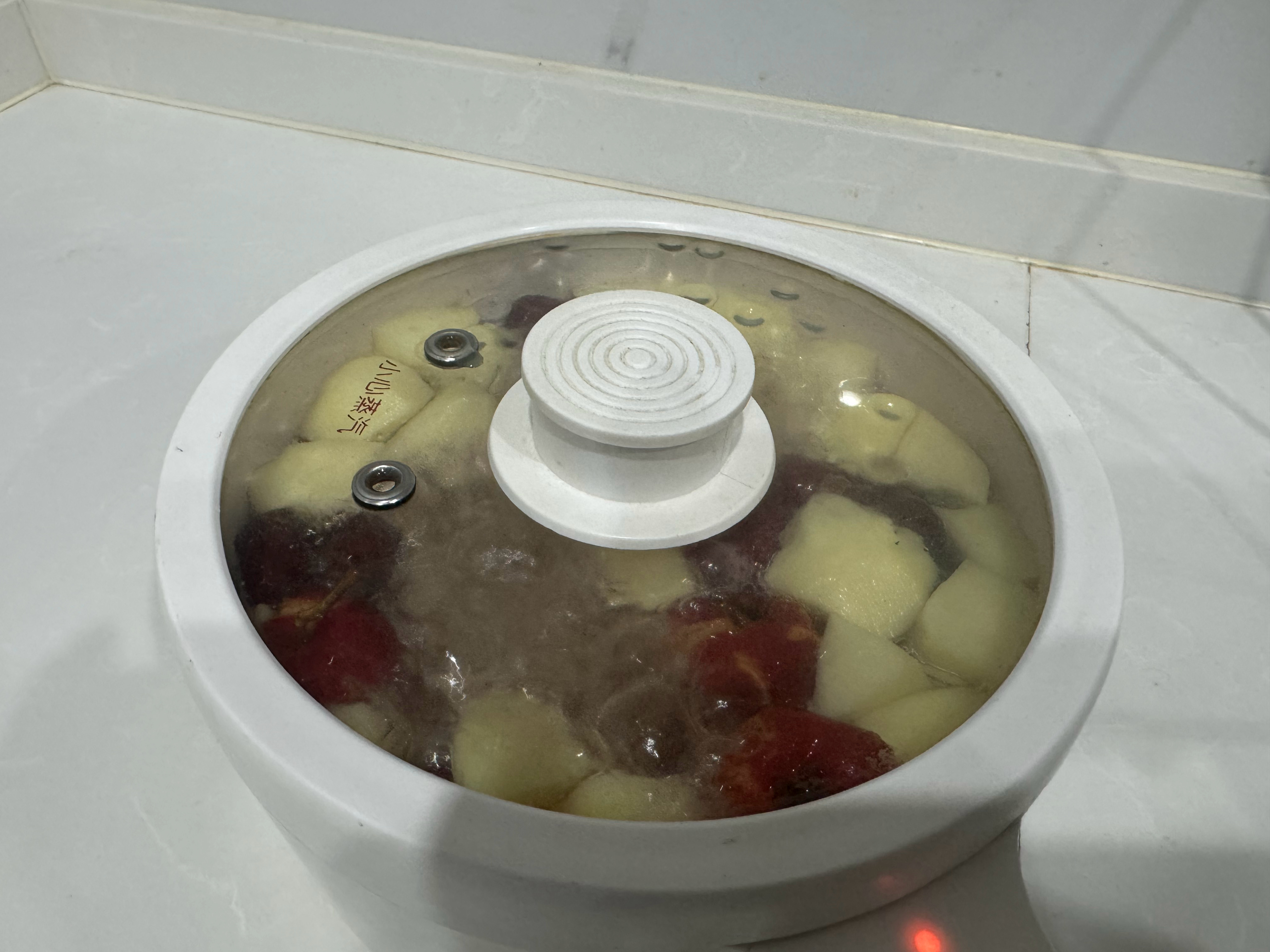 整点水果水，苹果，梨，山楂，大枣。润一润。 