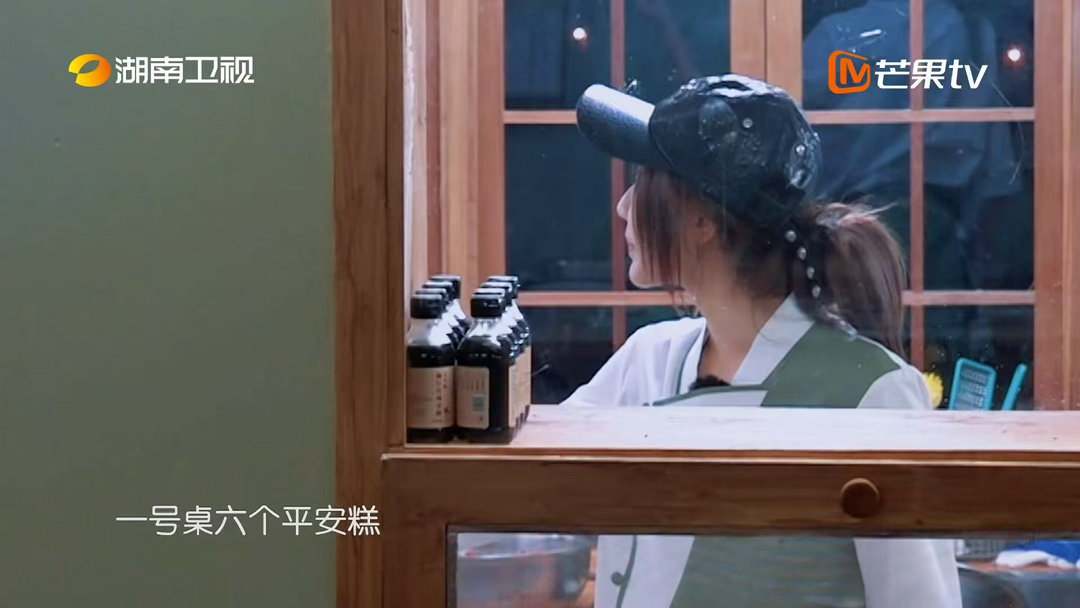 靳梦佳中餐厅熊猫糕卖疯了靳梦佳开心的发出鹅叫 圆滚滚的熊猫糕颜值拉满，外国客人吃