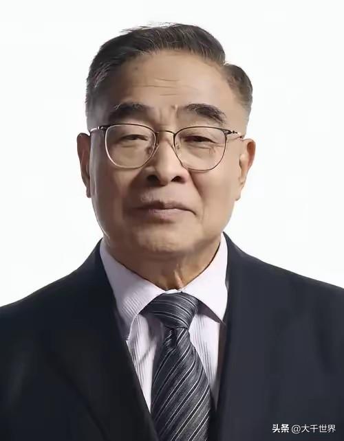 张伯礼院士说：
“对你身体伤害最大的，
往往不是烟，也不是酒，
而是你身边那个