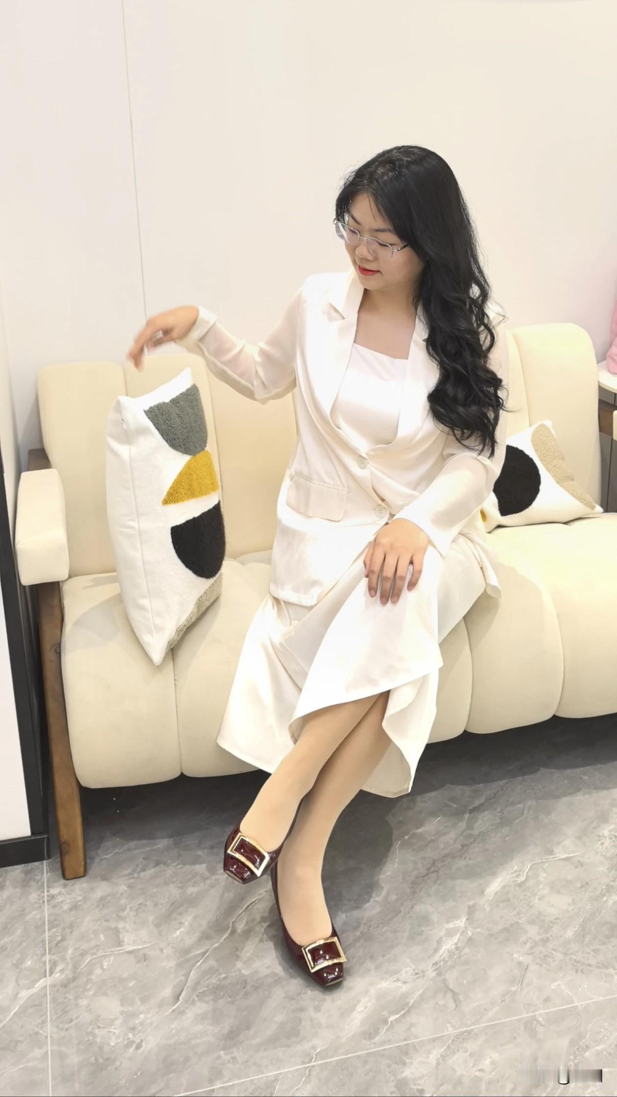 懂得提供情绪价值也很关键。不是讨好顺从，而是理解鼓励。像有对情侣，女生颜值一般，