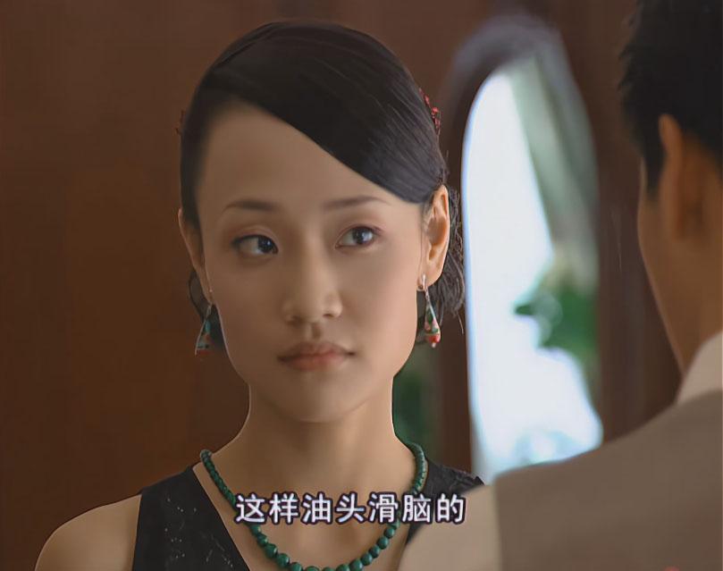 三姨娘这小小的脸，瘦瘦的身材，看起来真的很像小娇妻。
#金粉世家#