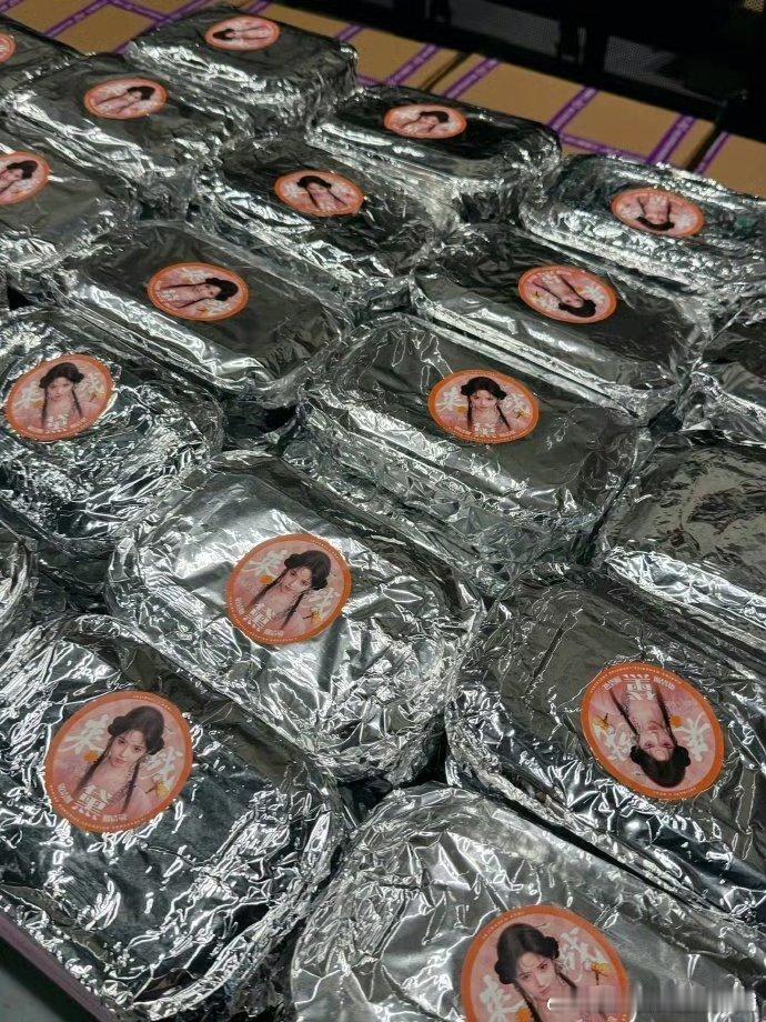 好用心的鞠婧祎，来战杀青的逆应援🈶SIIN祎挂件、语音卡、小卡、随身镜，中午给