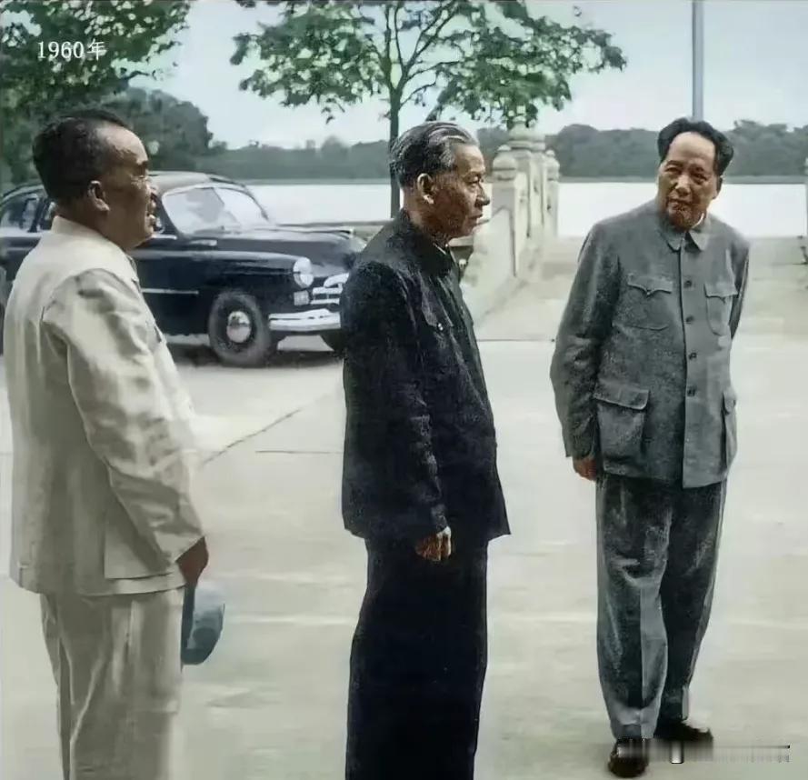 1960 年经典旧影，三位共和国伟人聚首，见证特殊年代里携手兴国的峥嵘岁月。