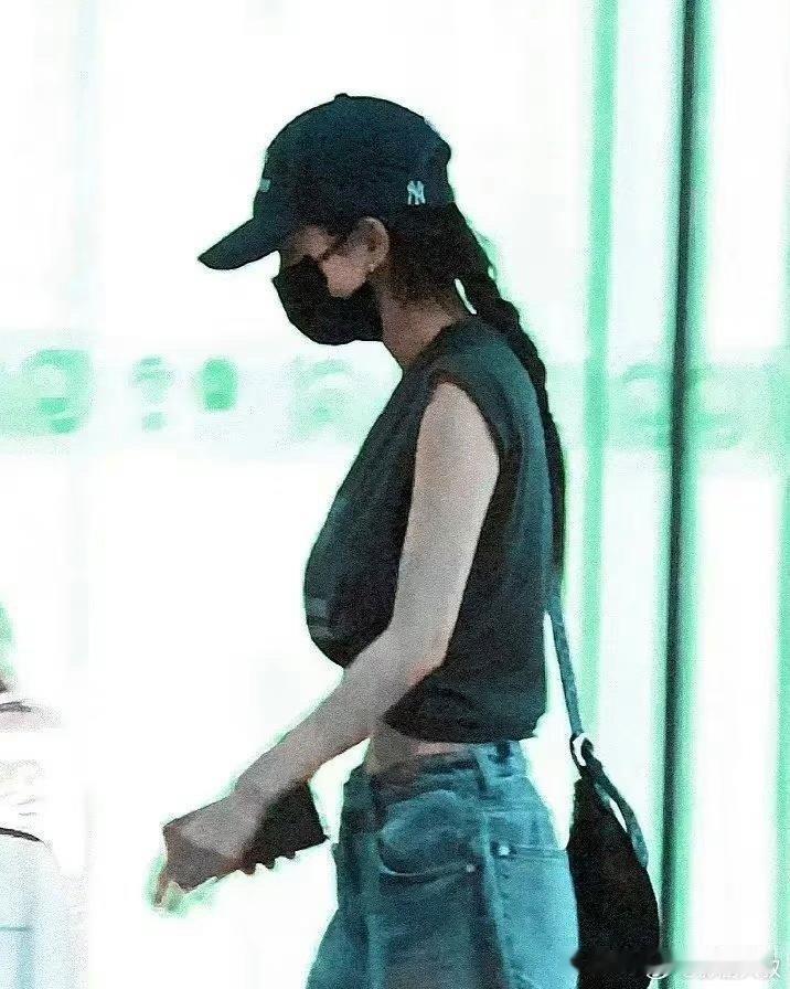杨幂这么瘦的人好像也有一点儿小肚子，而且她的脖子前倾好像有一点严重。 ​​​