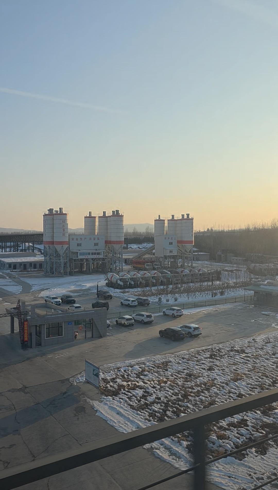 坐动车从佳木斯回哈尔滨，这一路的风景简直绝了！途中我随手拍了张城市的雪中美景。洁