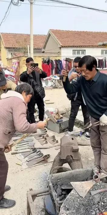 你看老两口打铁这手艺，
也是老祖宗留下的技艺，
老两口也是对我们国家物质文化的传