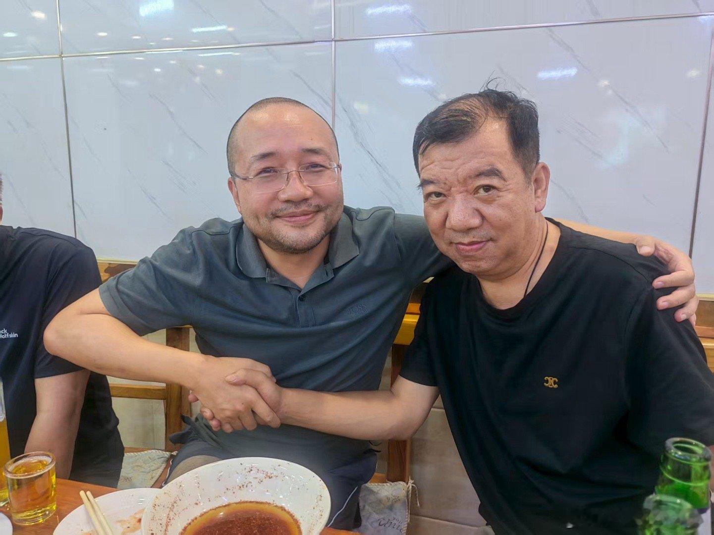 和我入行的两位老师加辽大师哥喝一杯…… ​​​