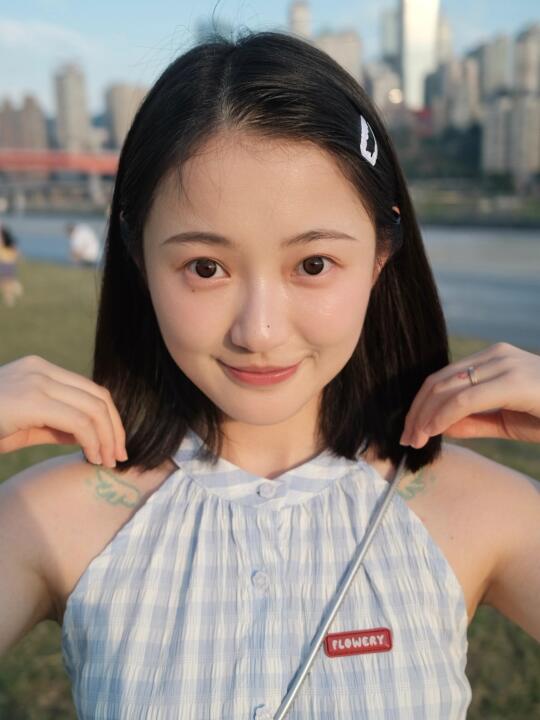 脸上挂起汗水也要出片的重庆妹儿！