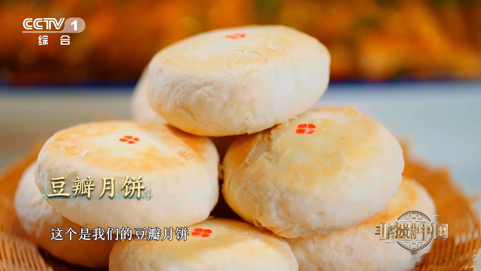 #川菜的灵魂调料还讲究年份# 川菜，是热辣与鲜香的交响乐章，豆瓣酱则是那最动人的