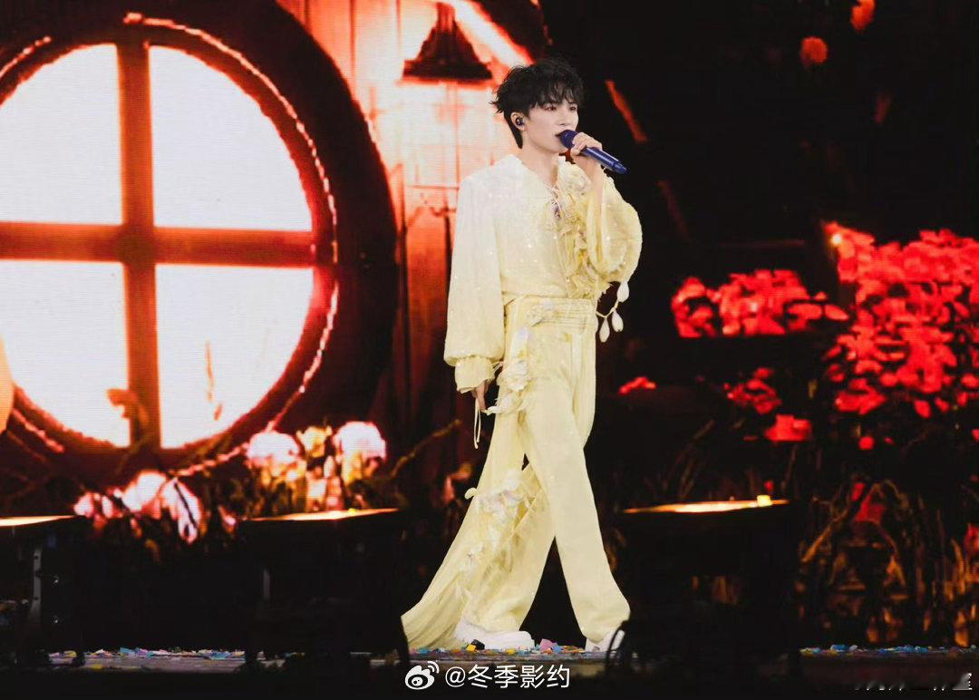 周深灯火里的中国现场版周深被观众唱功震撼了一城灯火，一曲情深，周深武汉舞台惊艳开