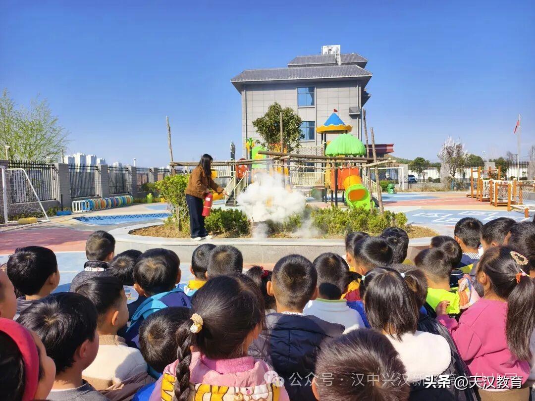 3月10日上午汉中兴汉新区第六幼儿园精心组织开展了全覆盖、沉浸式消防安全应急疏散