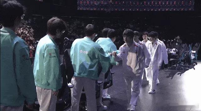 打得不错奥！[挤眼]TES战胜LNG后Meiko轻拍Scout肩膀！[666]T