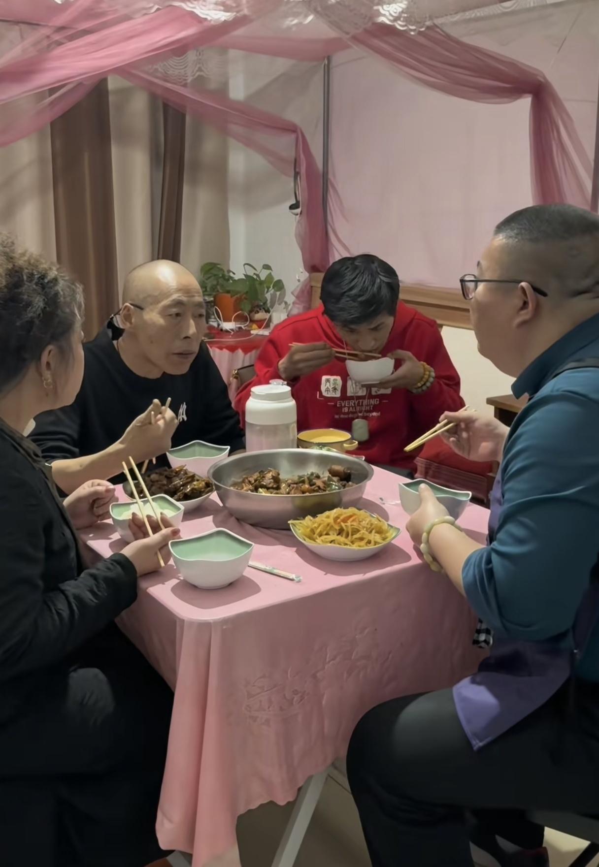 云鹏爸爸要带货了，卖华生的东西！
华生的小胖哥也来了，给云鹏做了临沂炒鸡。

看