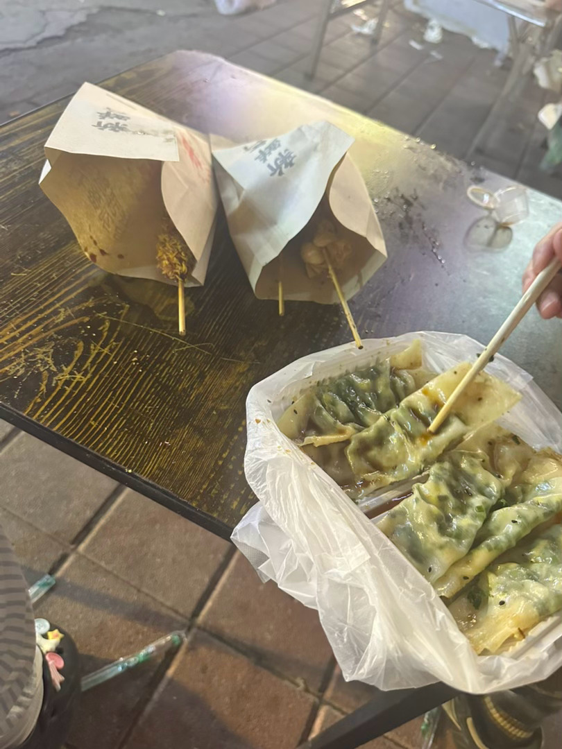 小吃街逛吃小张嚼嚼嚼