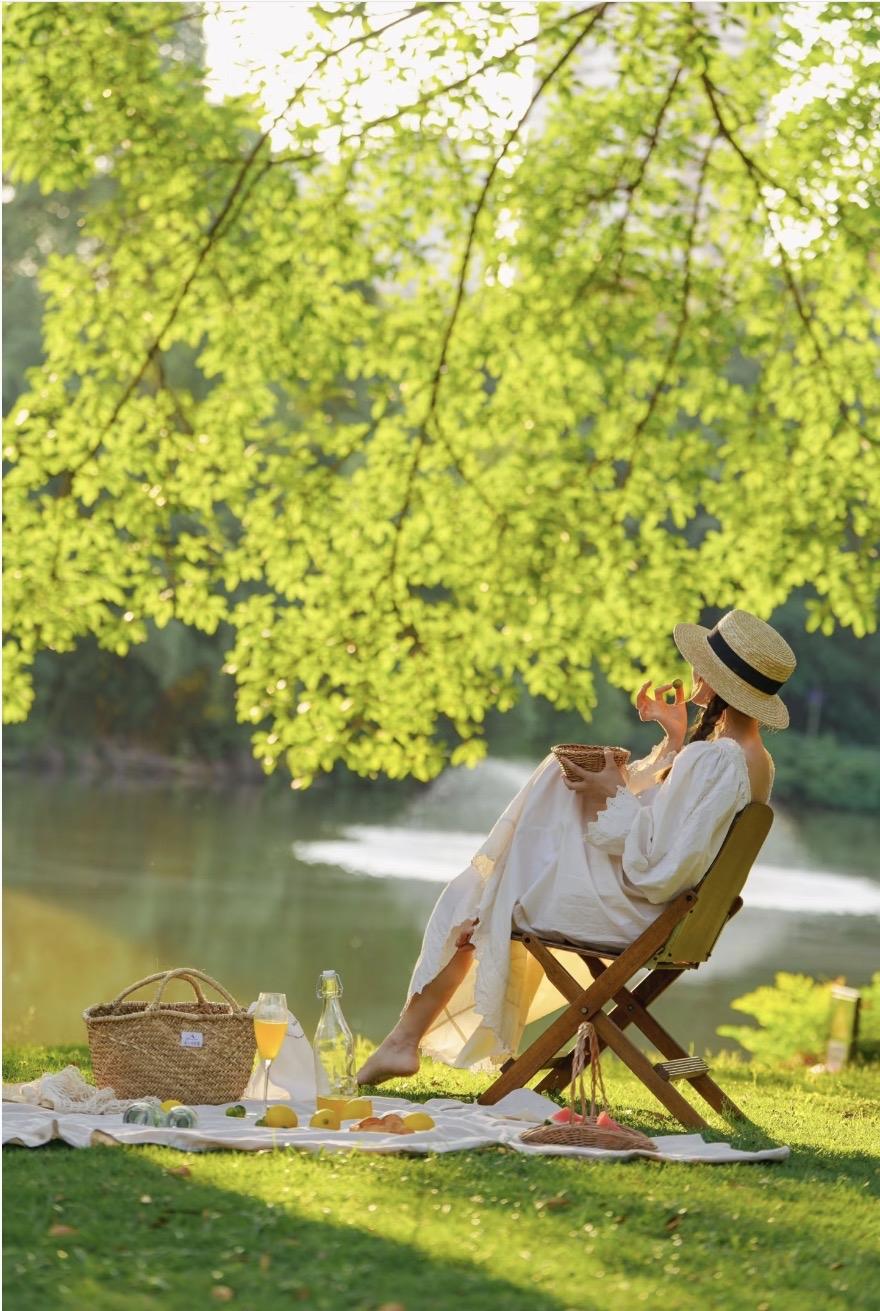 上联：开心快乐无烦恼
下联：闲行静坐有山看