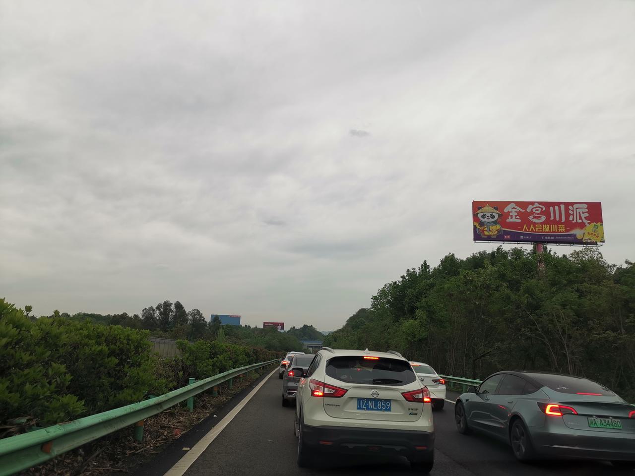 蓉遵高速的“肠梗阻”
导航中传来冰冷的提示音：“前方拥堵十公里，预计通行时间四十