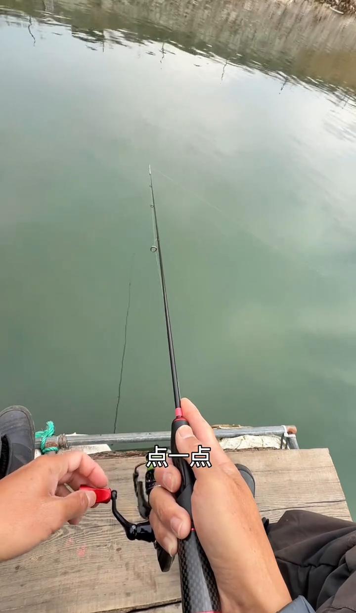钓虹鳟的线能“隐身”？
咬钩率暴增30%的秘法刚被破解。
老手死磕超快竿和软竿，