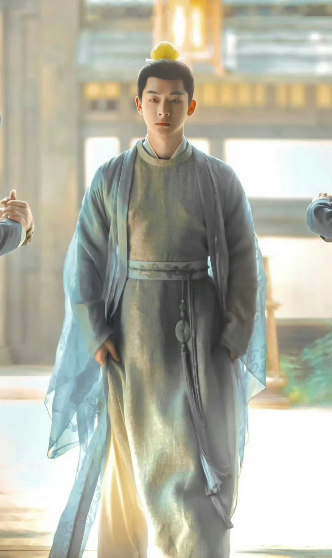 张晚意前段时间被人截胡以后，就挺不服气的，最近对接资源还挺上心， 圈里的饭局参加
