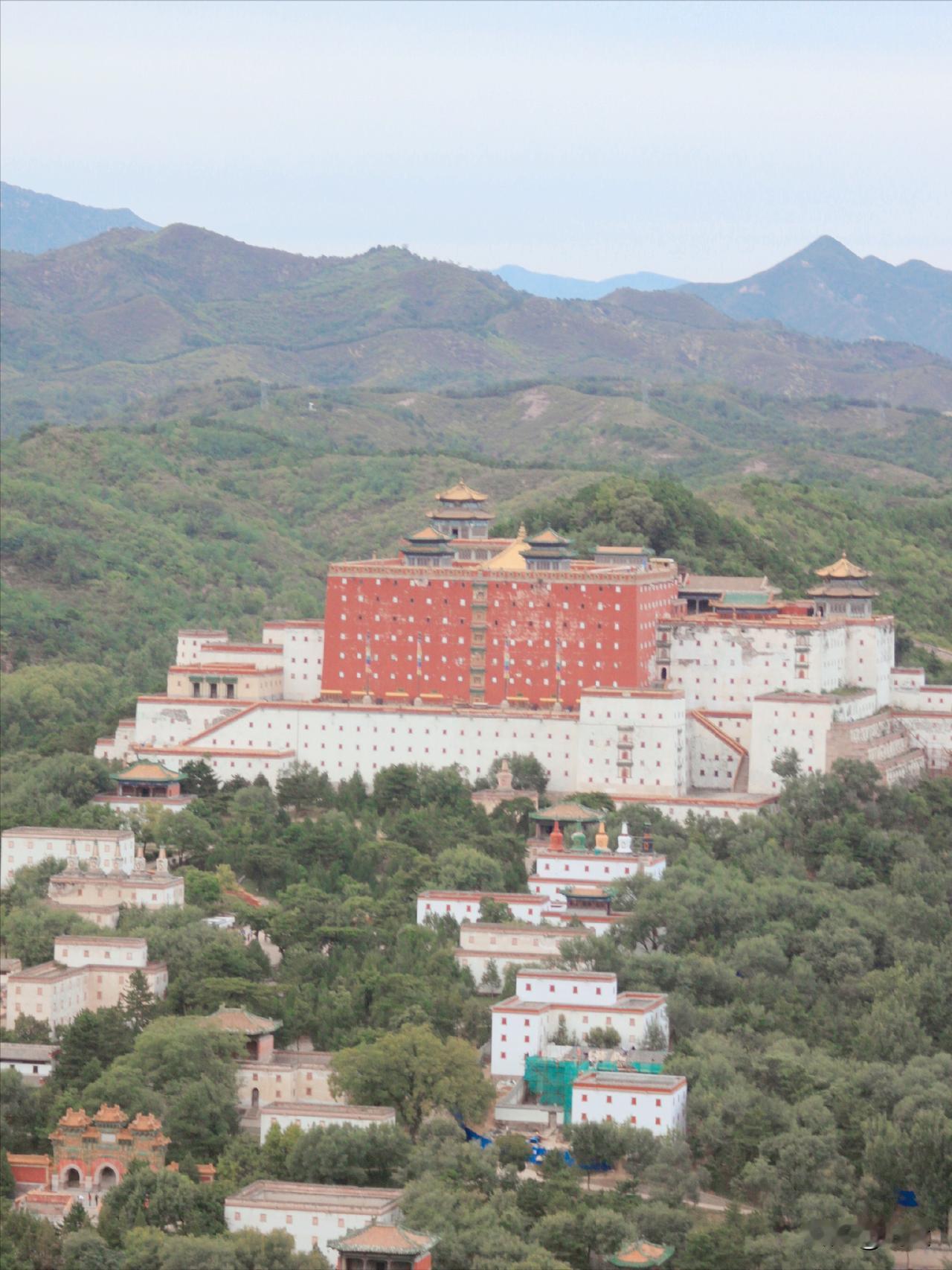 避暑山庄是康熙皇帝修建的。康熙皇帝修建这个行宫不仅仅是为了避暑，还有更为重要的政
