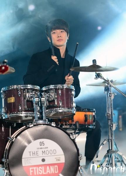 #崔珉焕# 活动中断，#FTISLAND# 将以2人体制继续活动。FNC娱乐29