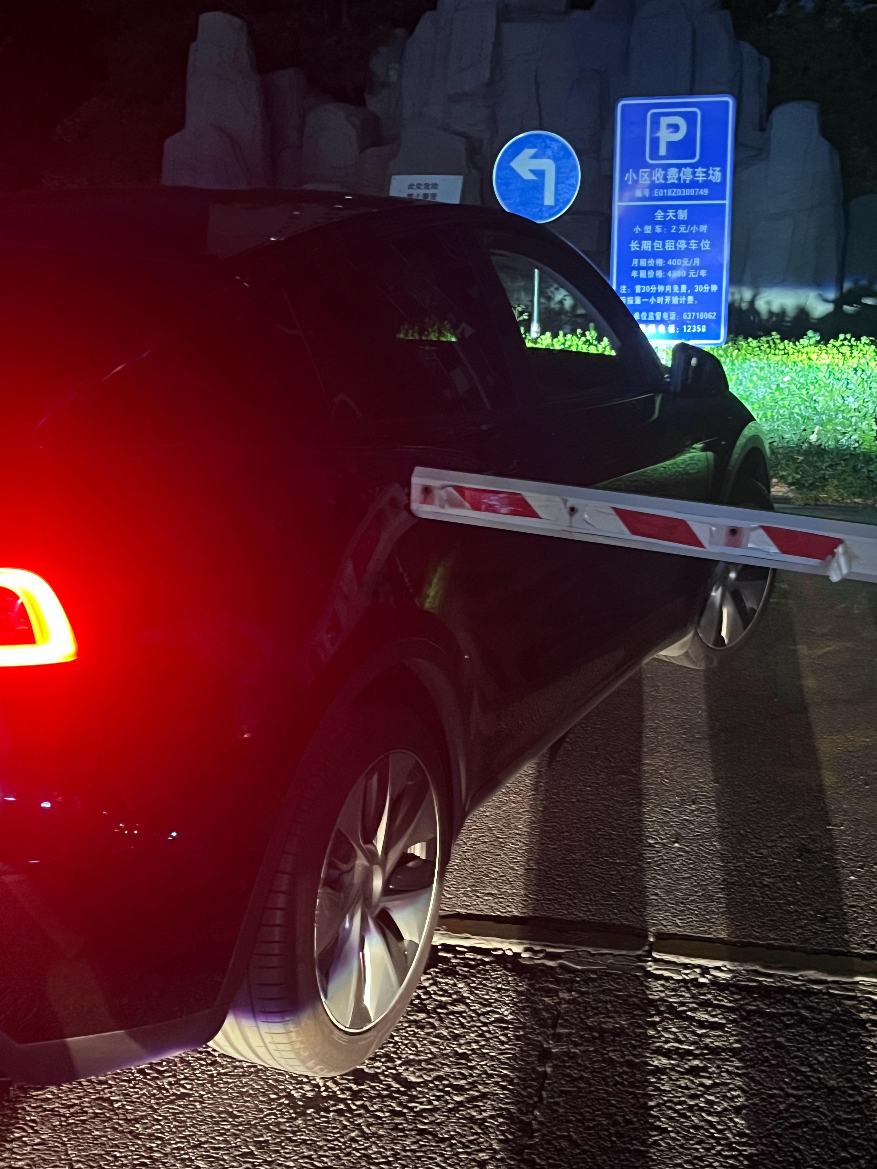 在小区门口，前面大哥的车，直接跟栏杆亲密接触这倒霉催的 我的日常plog 北京