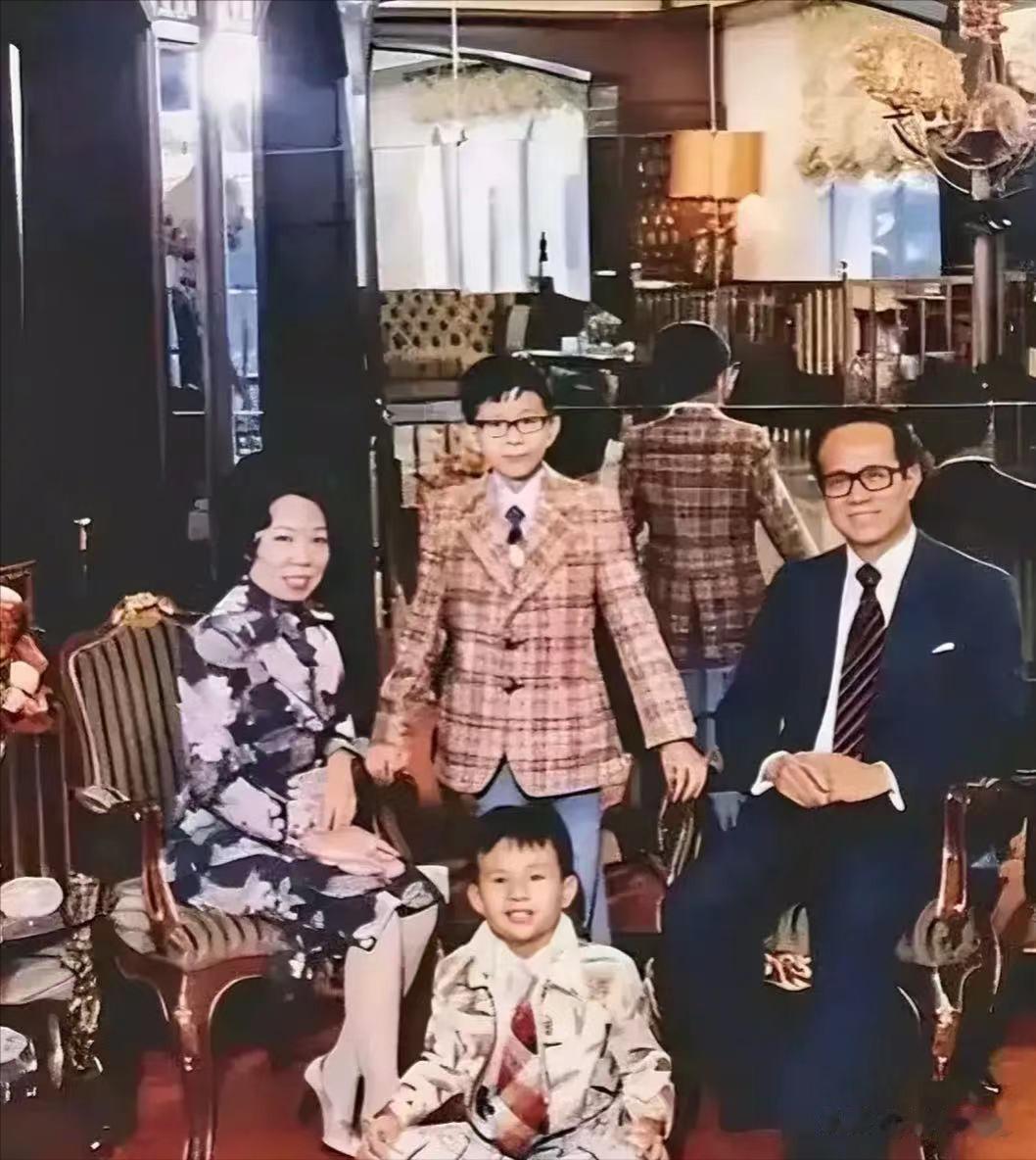 李嘉诚的妻子其实是他的表妹。

在法律上，通常不允许表兄妹结婚。然而，有曾经的亚
