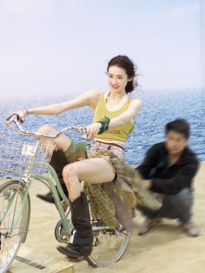 张艺凡用手语回应听障观众 张艺凡学手语的样子很认真，比划的时候眼睛一直看着对方。