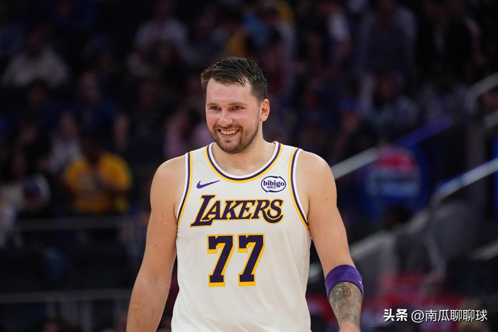 哨声一响，东契奇的肩膀顿时塌了下来。他死死盯着底线的裁判，两手摊开，嘴里的牙套咬