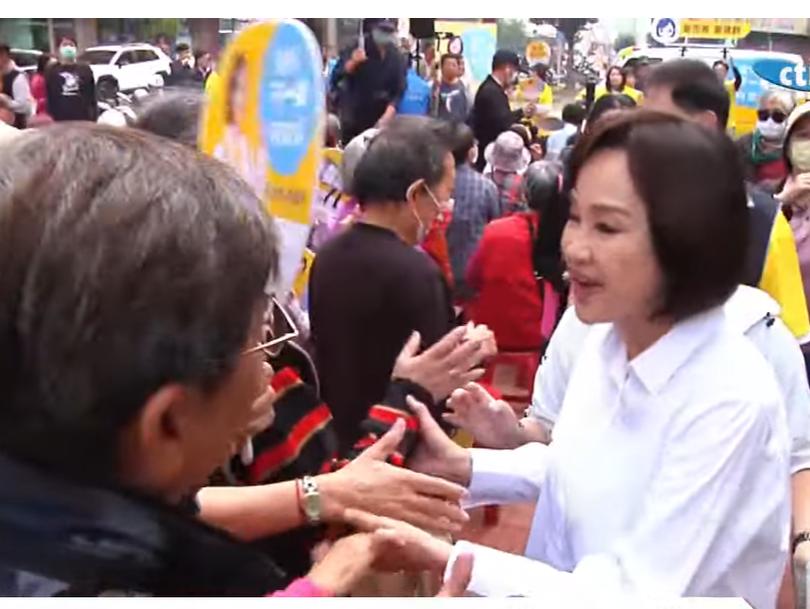 征召后首场竞选活动 柯志恩凤山发送年历

获得国民党正式征召参选2026高雄市长